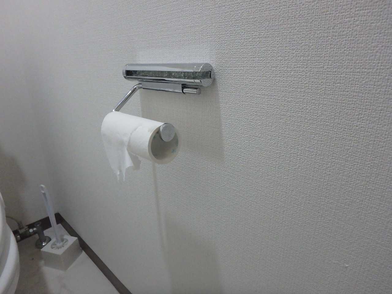 破損してしまったトイレットペーパーホルダーの交換